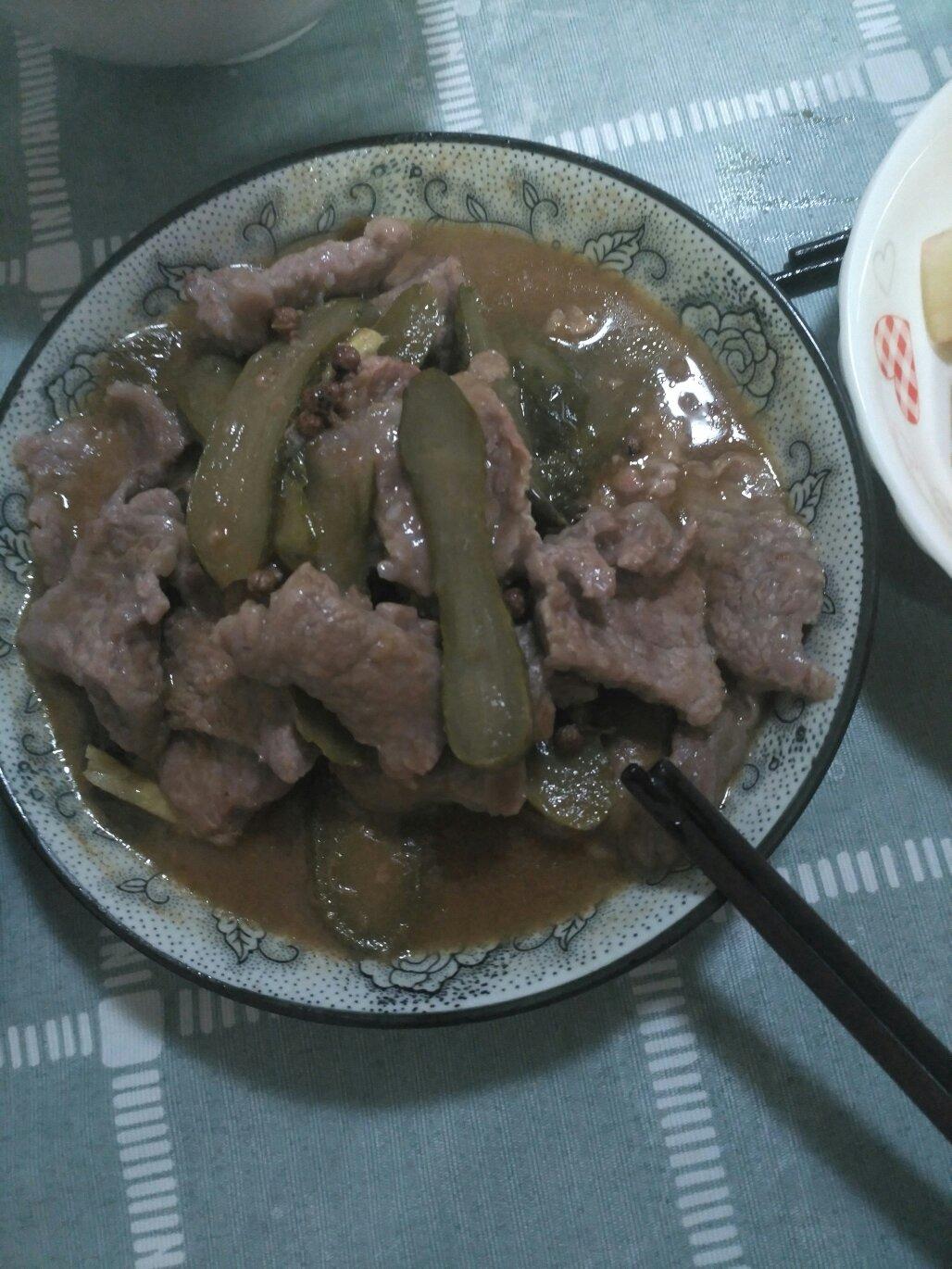 江夢醒做的酸黃瓜煮牛肉