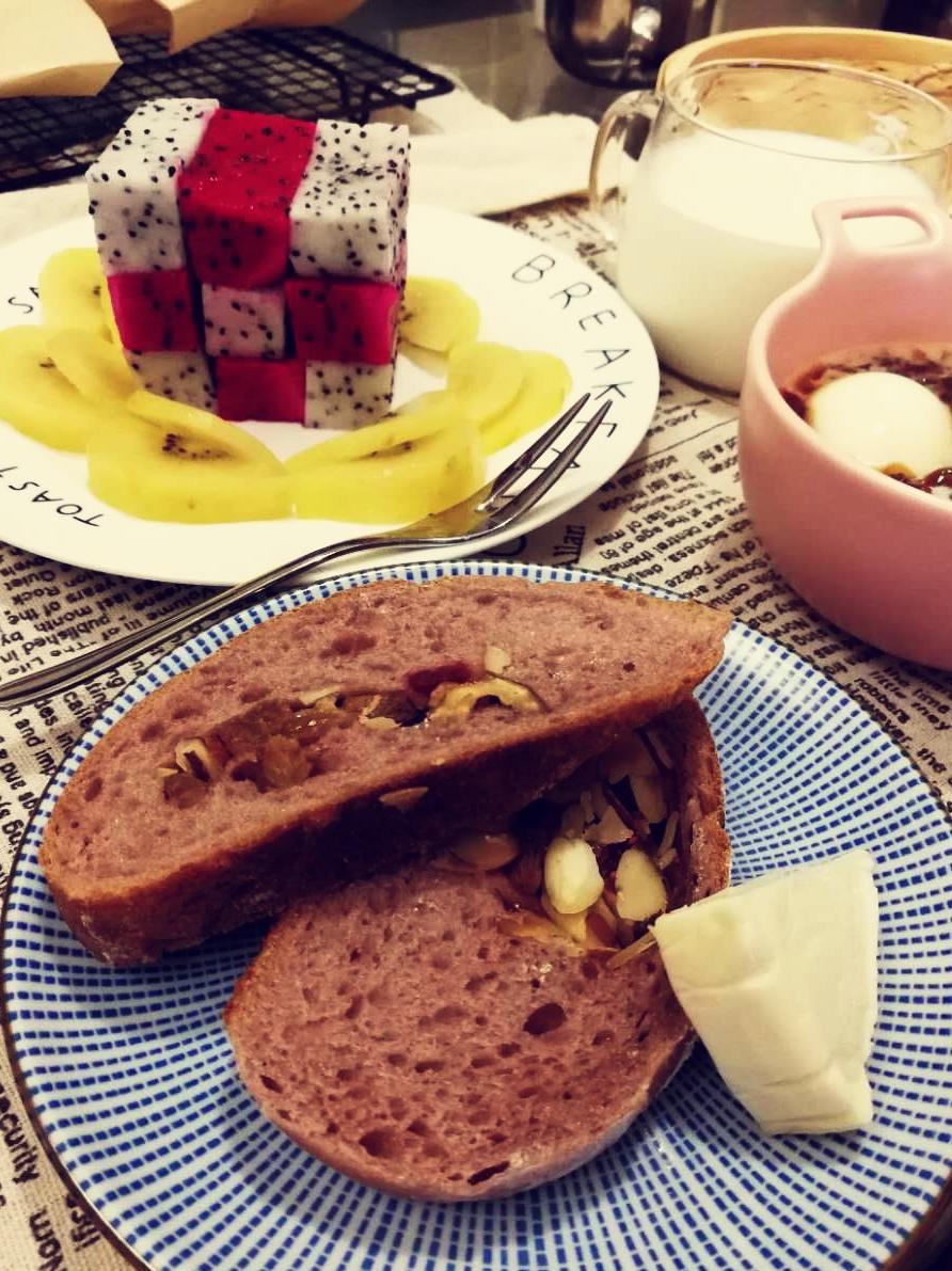 红酒黑加仑乳酪包