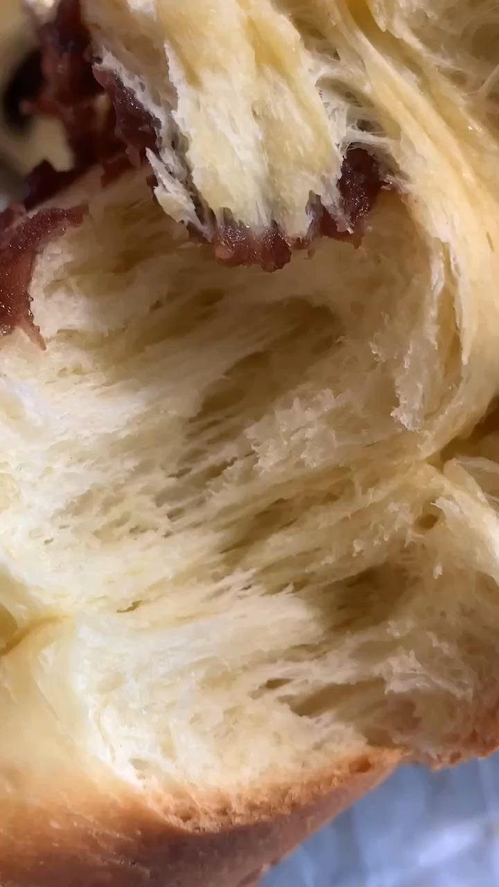 松软可口的红豆沙面包卷