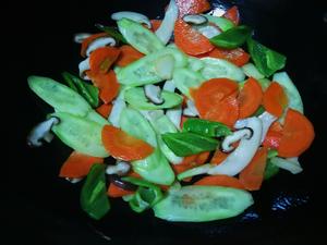 快手素炒-红罗卜青椒黄瓜香菇杏鲍菇的做法 步骤6