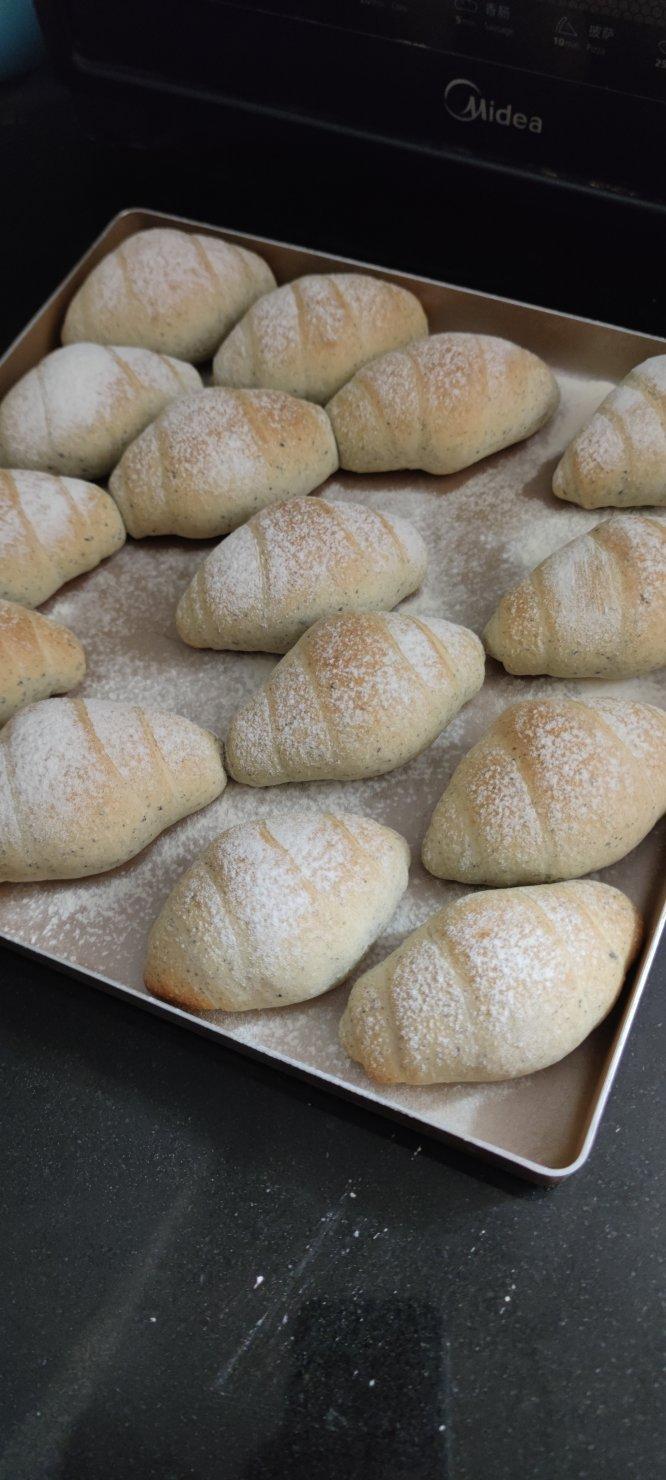 烫种黑芝麻盐面包