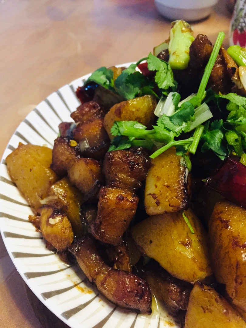 五花肉炖土豆
