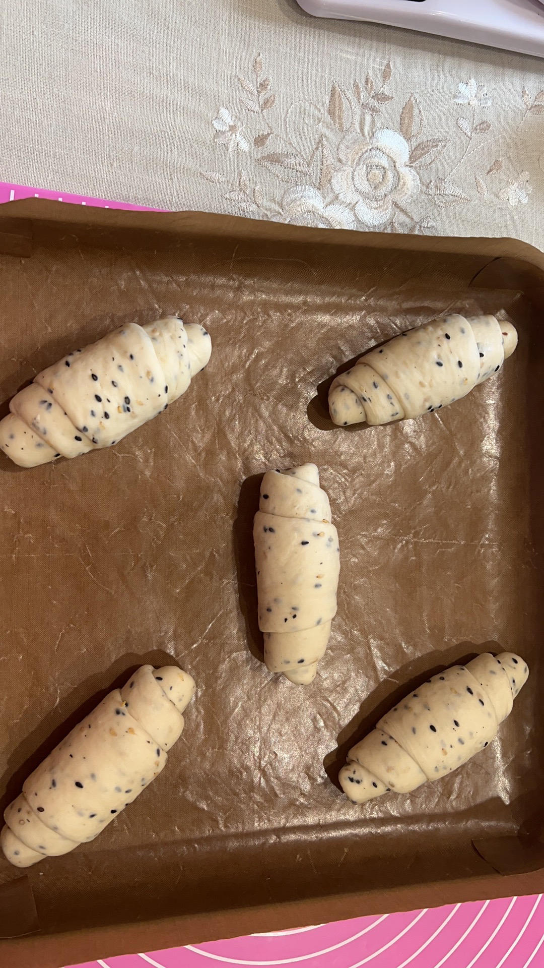 咸香黑芝麻盐面包