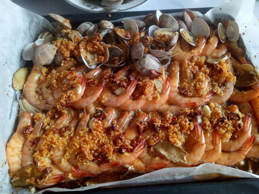 蒜蓉金针菇烤花蛤虾