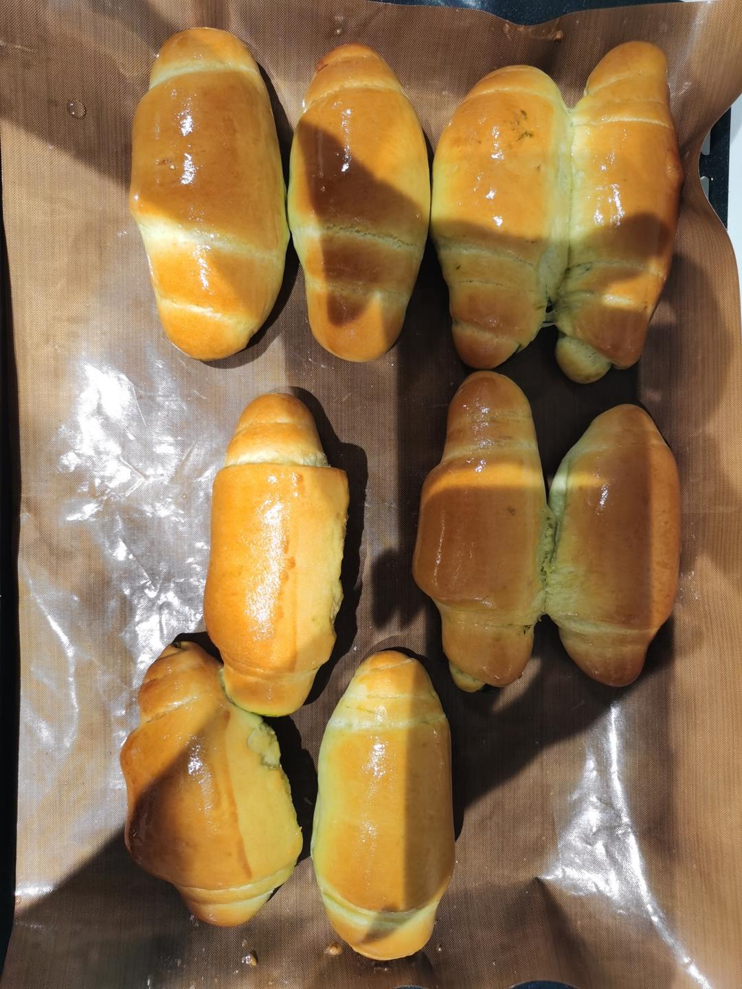 柔软拉丝开心果牛奶面包卷