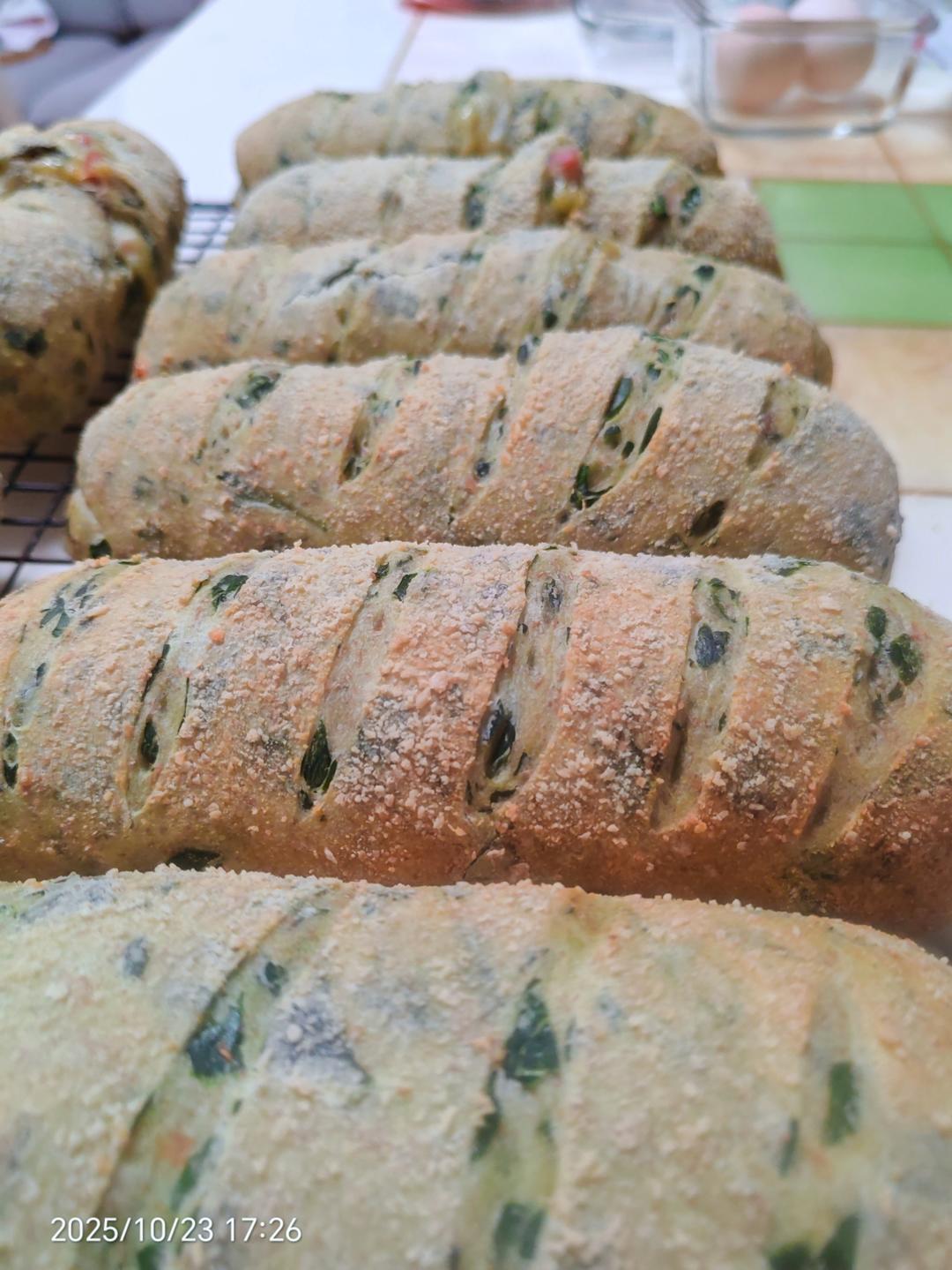 好吃不腻的咸口面包｜【全麦菠菜芝士面包】