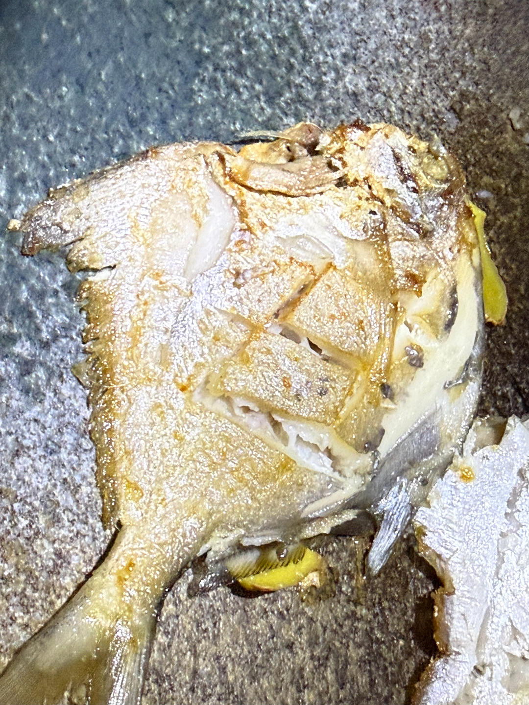 完美版干煎鲳鱼，皮不破、肉不碎、外香里嫩。