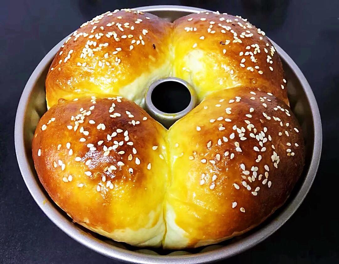 牛奶肉松小面包，放入8寸蛋糕模具烘烤！