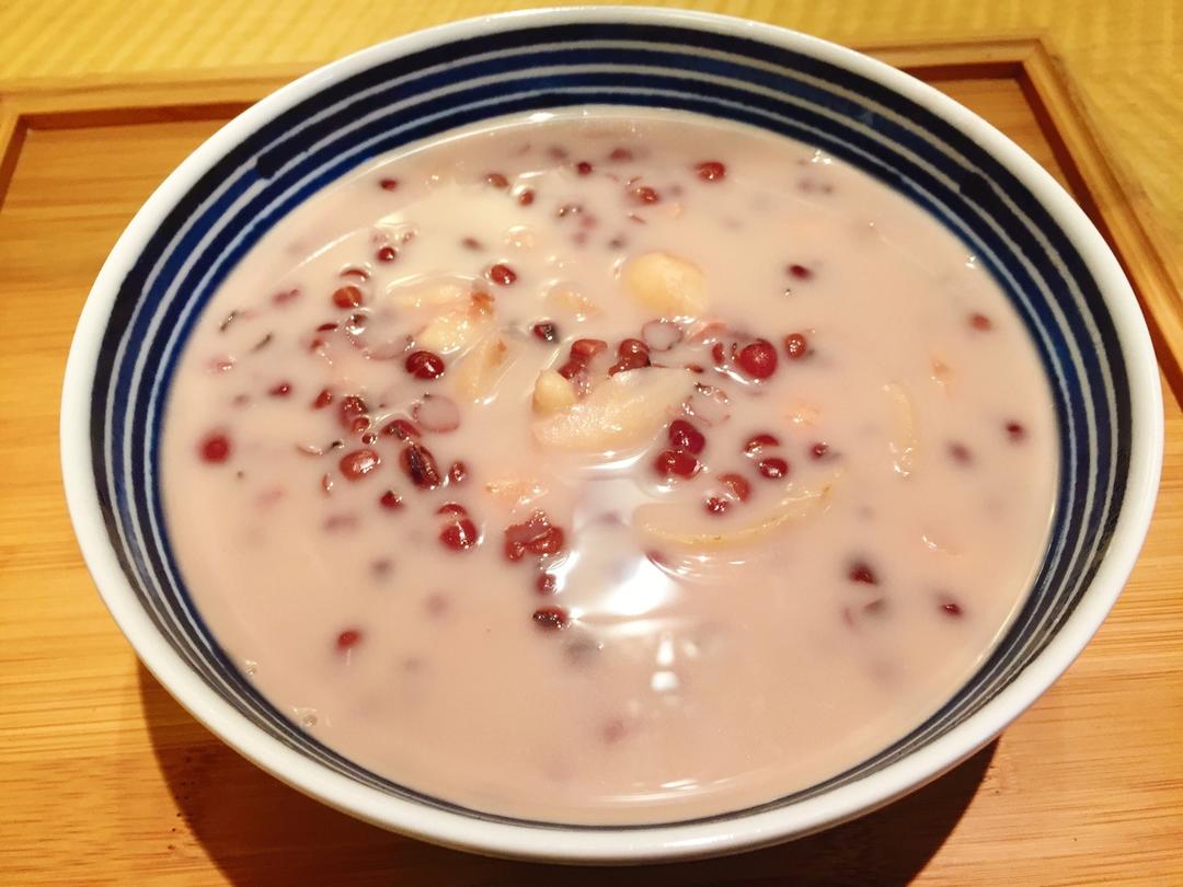 梁小姐肉姑娘做的椰浆莲子百合红豆沙