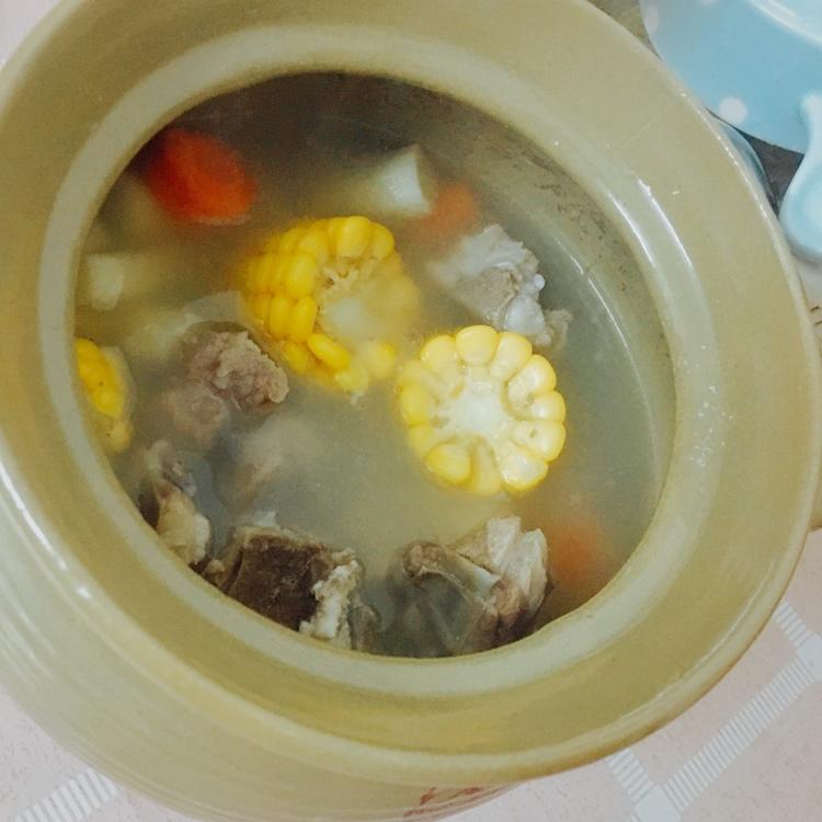 家常红萝卜玉米排骨汤