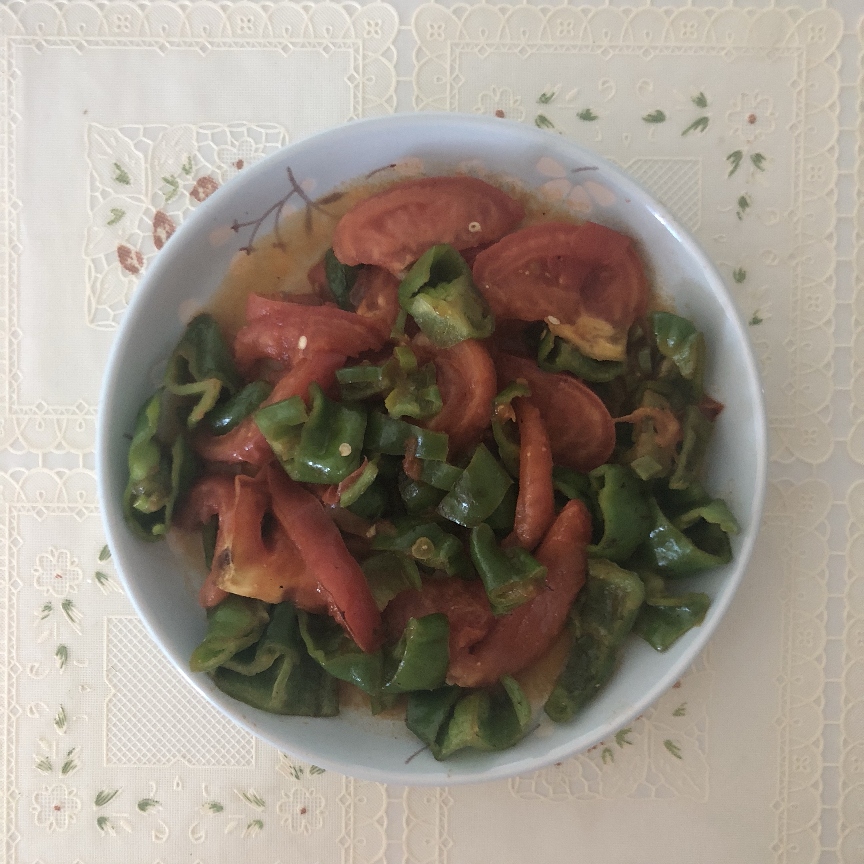 西红柿炒青椒的做法