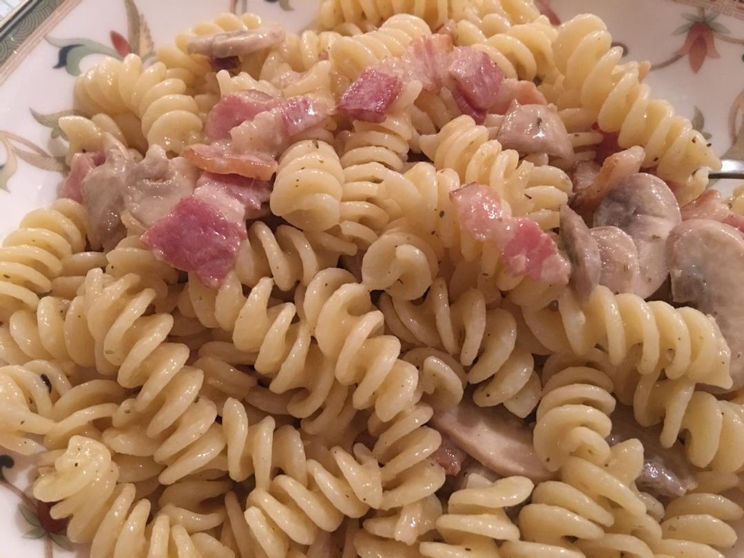 奶油培根蘑菇意面