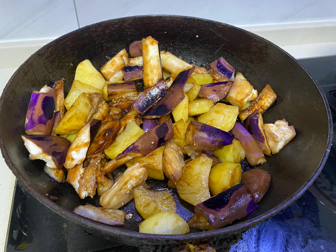 土豆炖茄子(东北下饭菜)的做法 步骤3