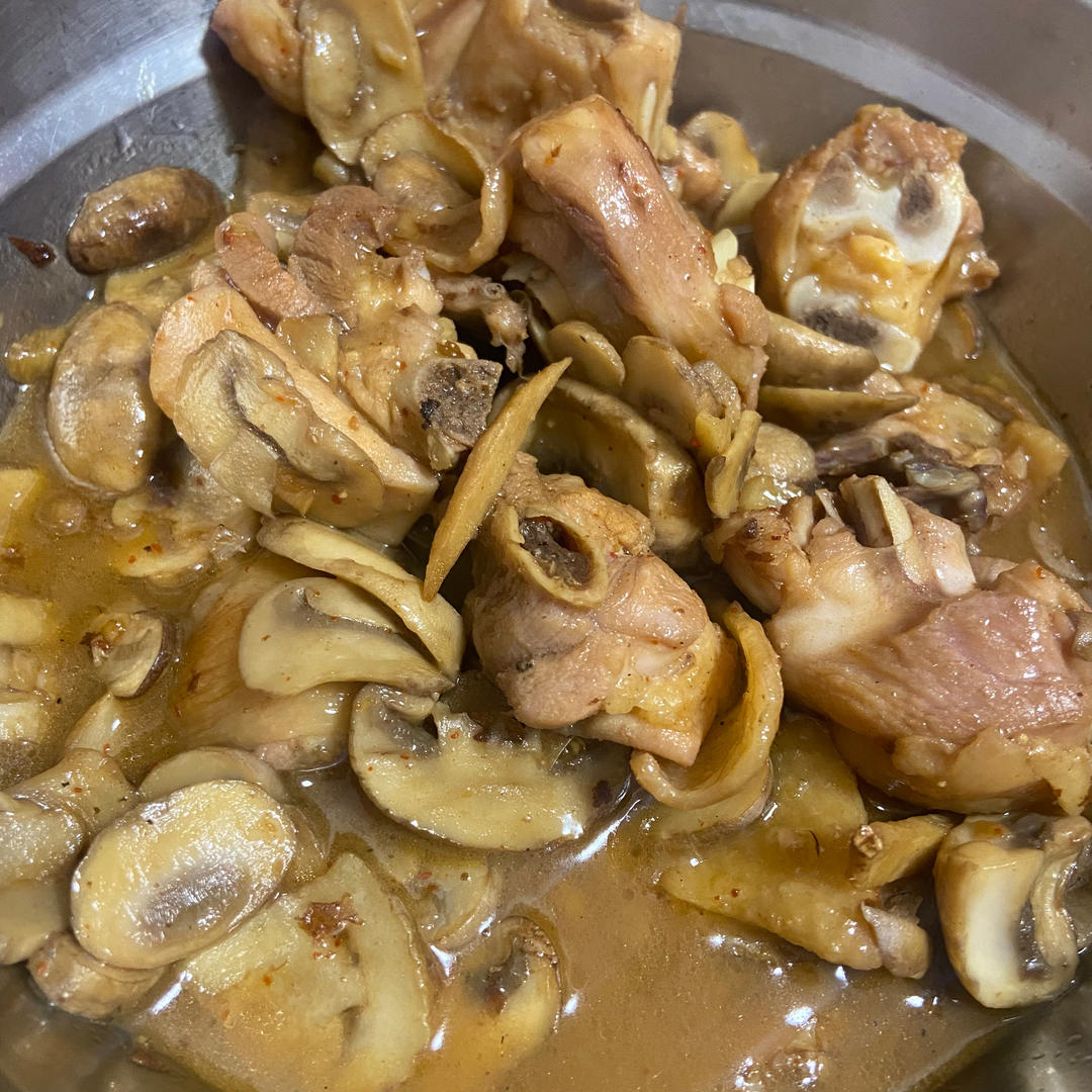口蘑炒鸡腿肉
