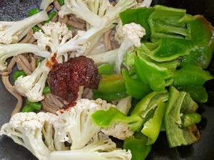 干锅鸡肠花菜的做法 步骤3