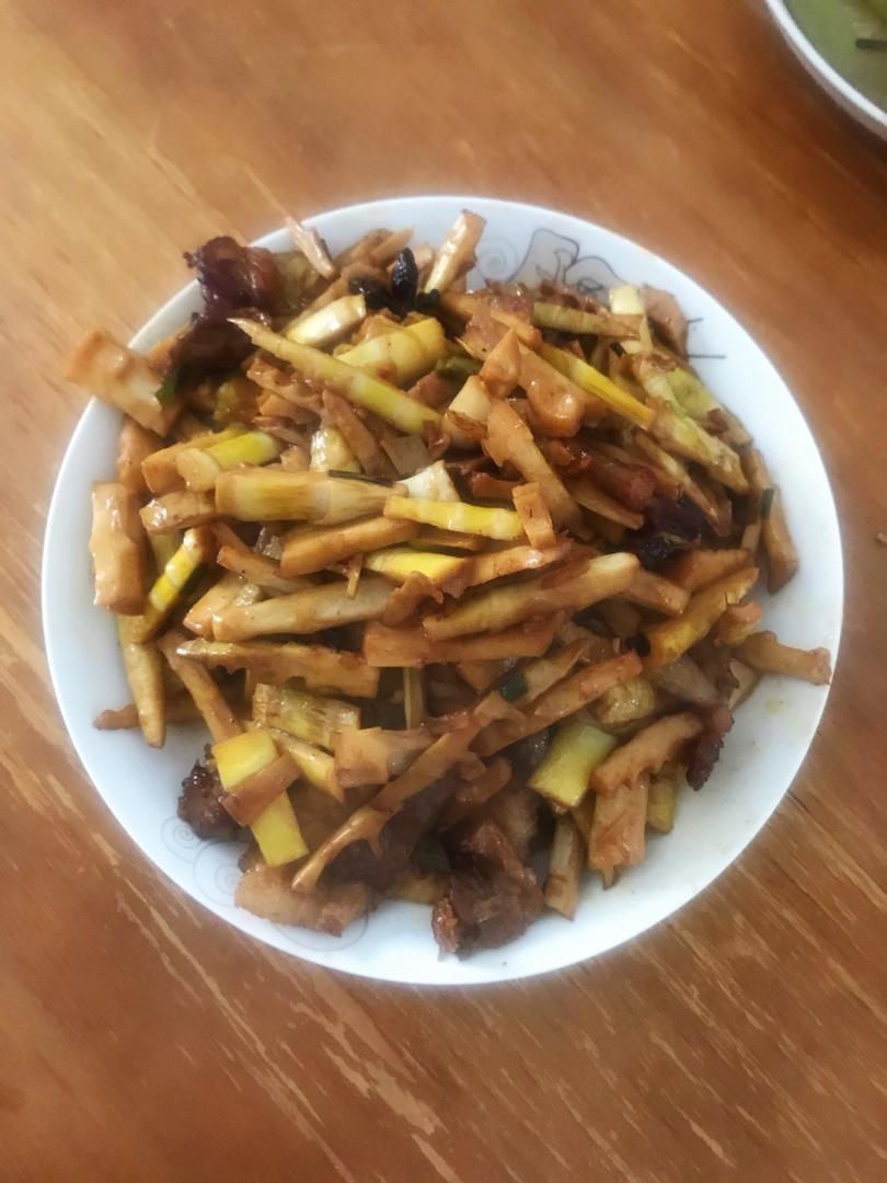 吃个瓜做的肉香笋鲜的春笋炒五花肉