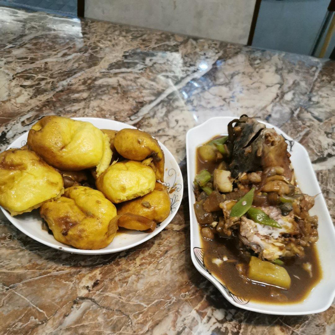 铁锅炖鱼配饼子