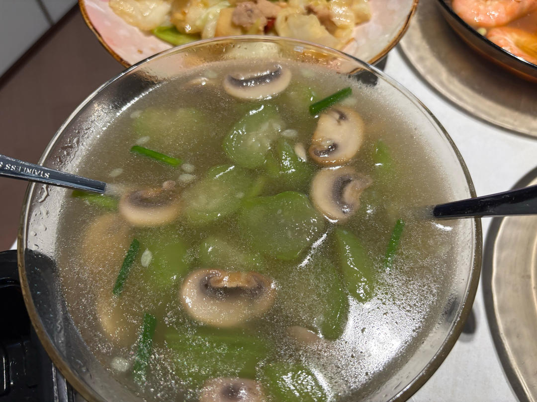 汤鲜味美！适合天热喝的刮油神汤～丝瓜蘑菇汤