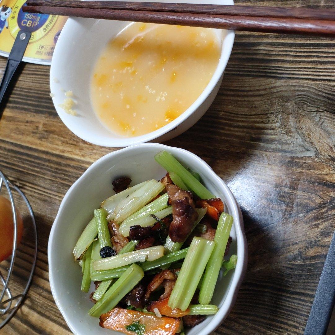 香芹炒肉家常下饭菜！