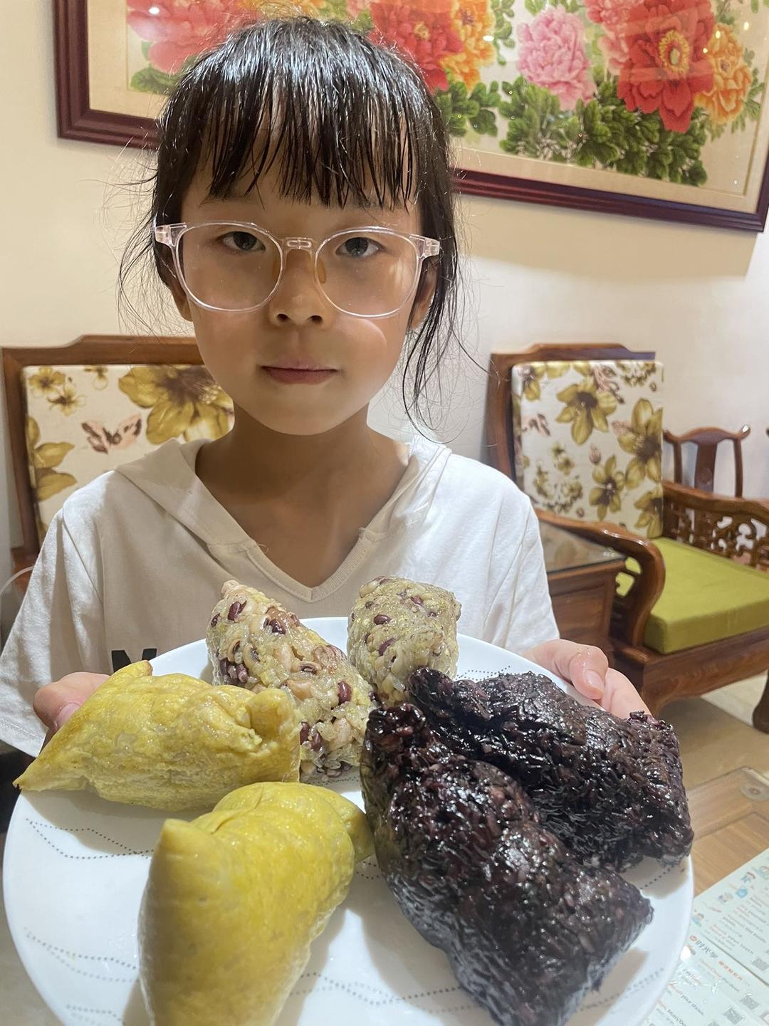 猪肉蛋黄粽(杂粮红枣粽)，有详细的包粽子步骤图。