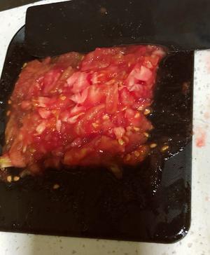 香菇滑肉番茄面的做法 步骤2