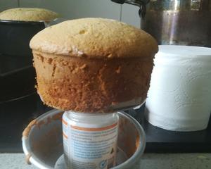海绵蛋糕（分蛋，六寸和四寸）Sponge Cake, six inch & four inch cake pan的做法 步骤8