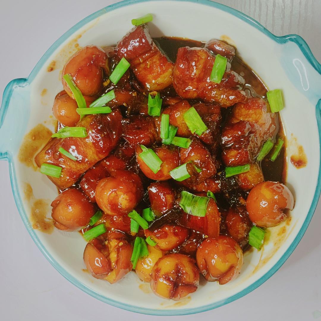 加了鹌鹑蛋后，这盘红烧肉，美味的逆天啦——鹌鹑蛋烧肉（孔瑶食谱）
