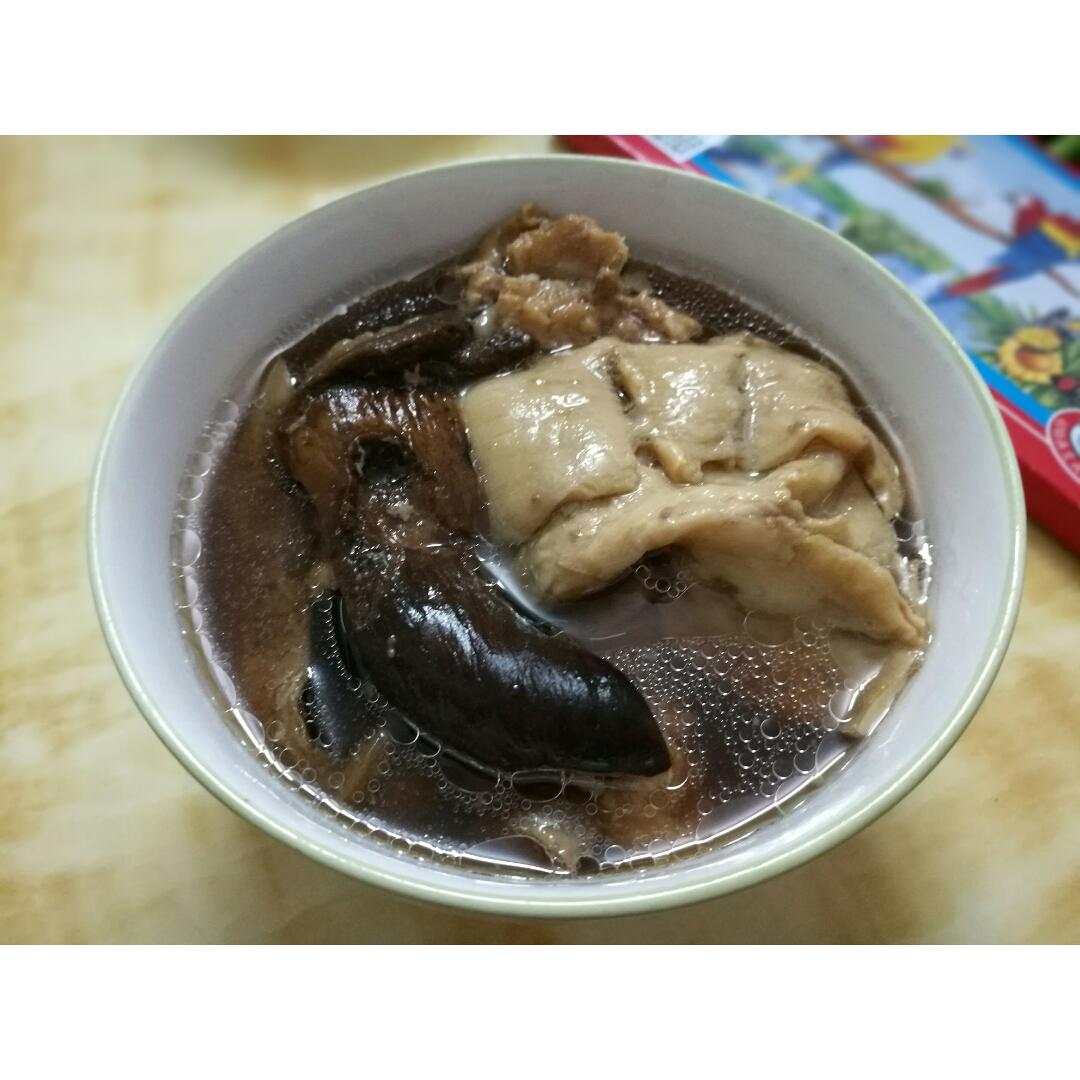 排骨牛肝菌炖花胶