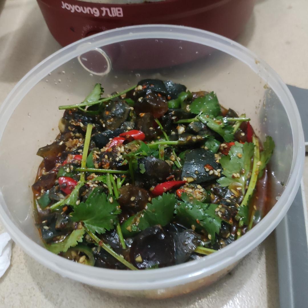 皮蛋的神仙吃法❗️好吃到爆的香菜拌皮蛋