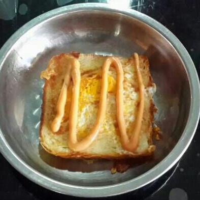 土司煎蛋 Egg-in-a-hole