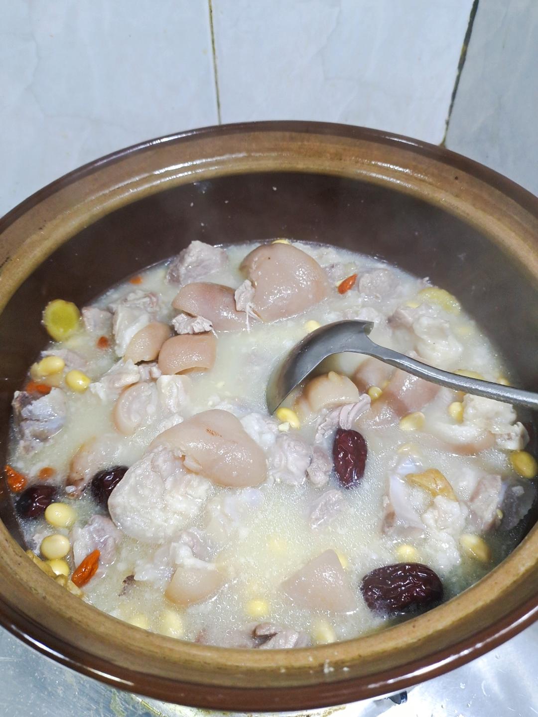 猪蹄黄豆汤