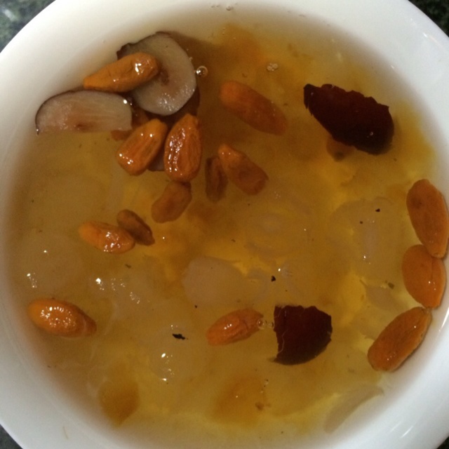 桃胶皂角米炖银耳