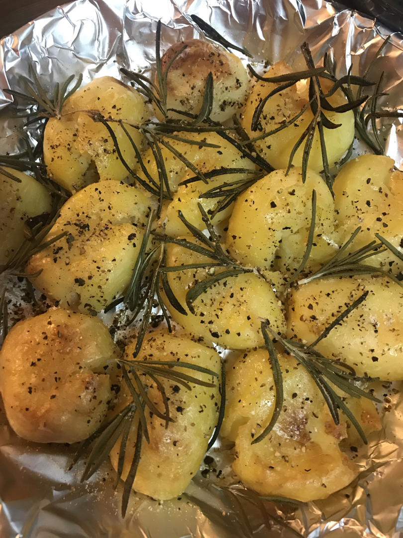 迷迭香椒盐烤脆皮土豆-北鼎食谱