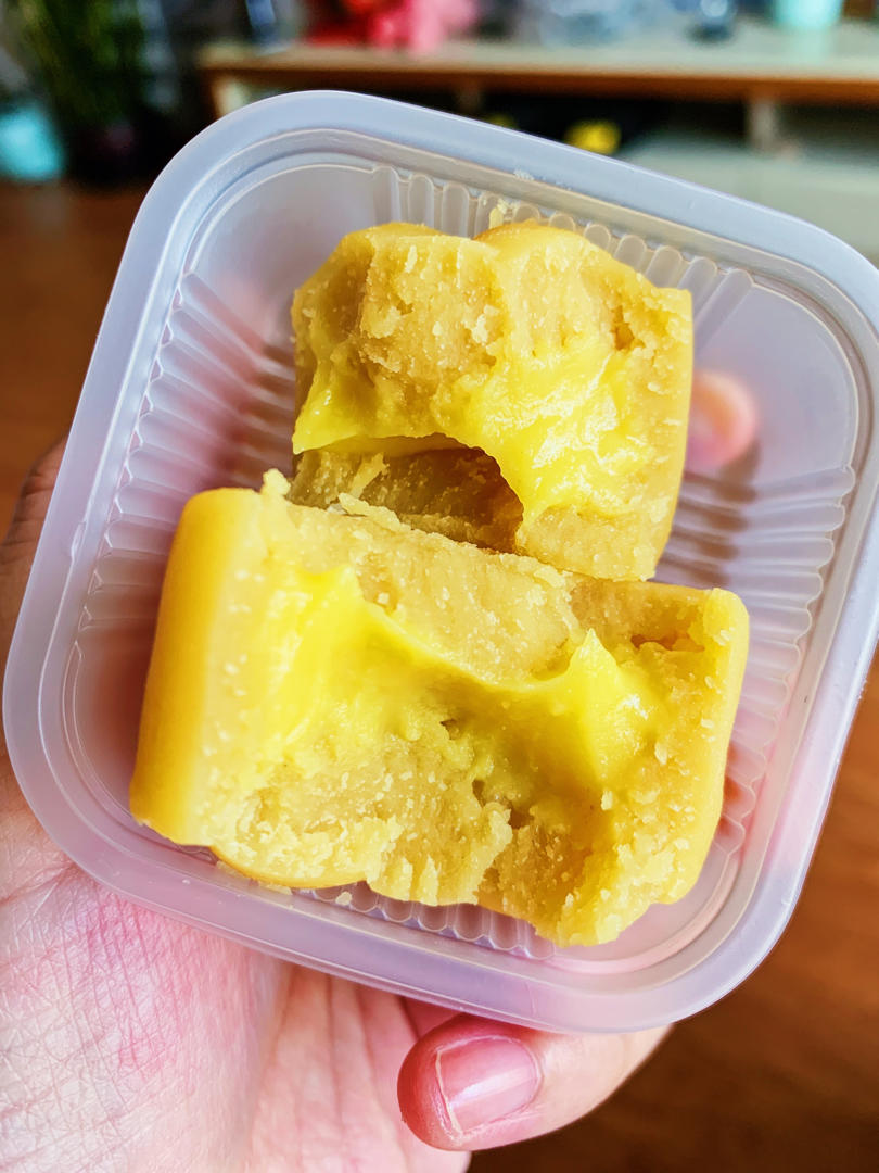 咸蛋黄流心绿豆糕