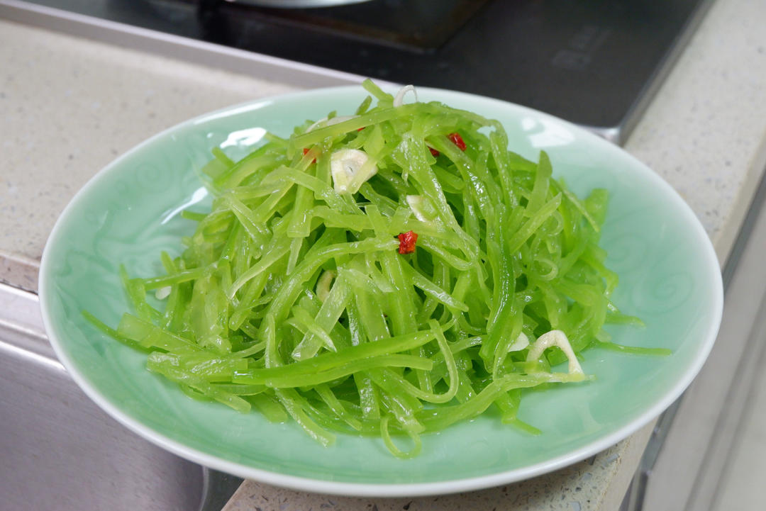 厨师长教你：夏日开胃小菜“凉拌莴笋丝”的家常做法，简单易学赶紧收藏吧