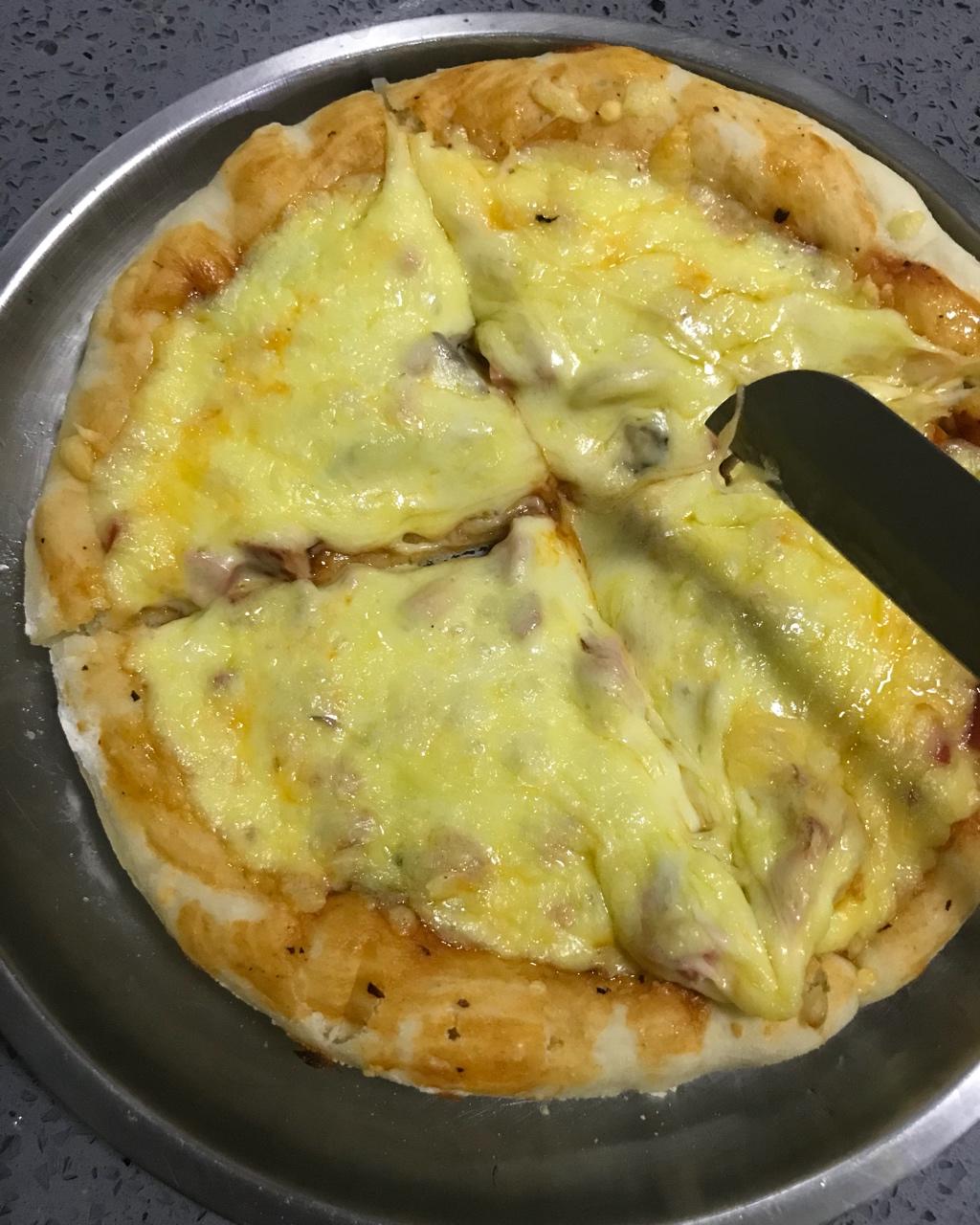 薄饼脆皮火腿pizza