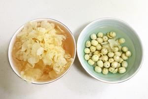 木瓜银耳莲子汤的做法 步骤1