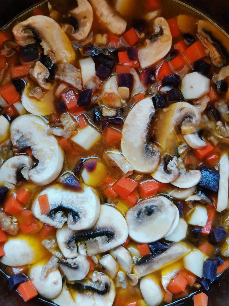 宝宝辅食:香菇土豆焖肉饭—每粒米饭都吸收了菜汁肉汤，方便，营养，满屋飘香！12M+