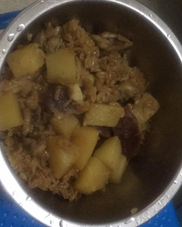香菇腊肠土豆焖饭