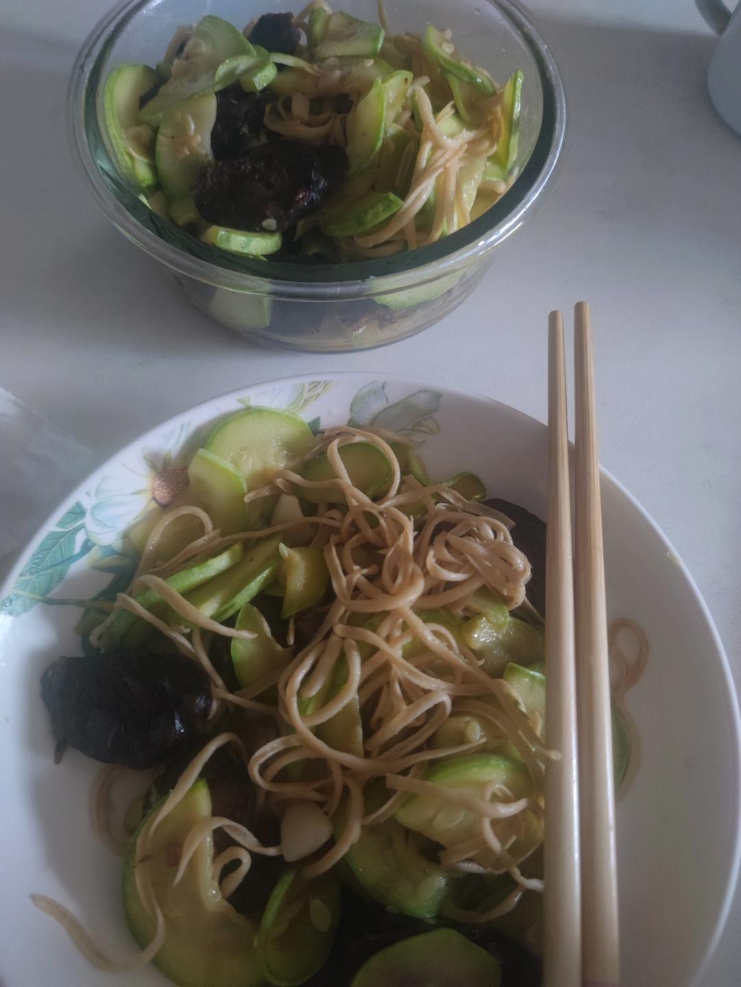 厨师长教你一道年菜：“腊味合蒸”的家乡做法，很有家的味道