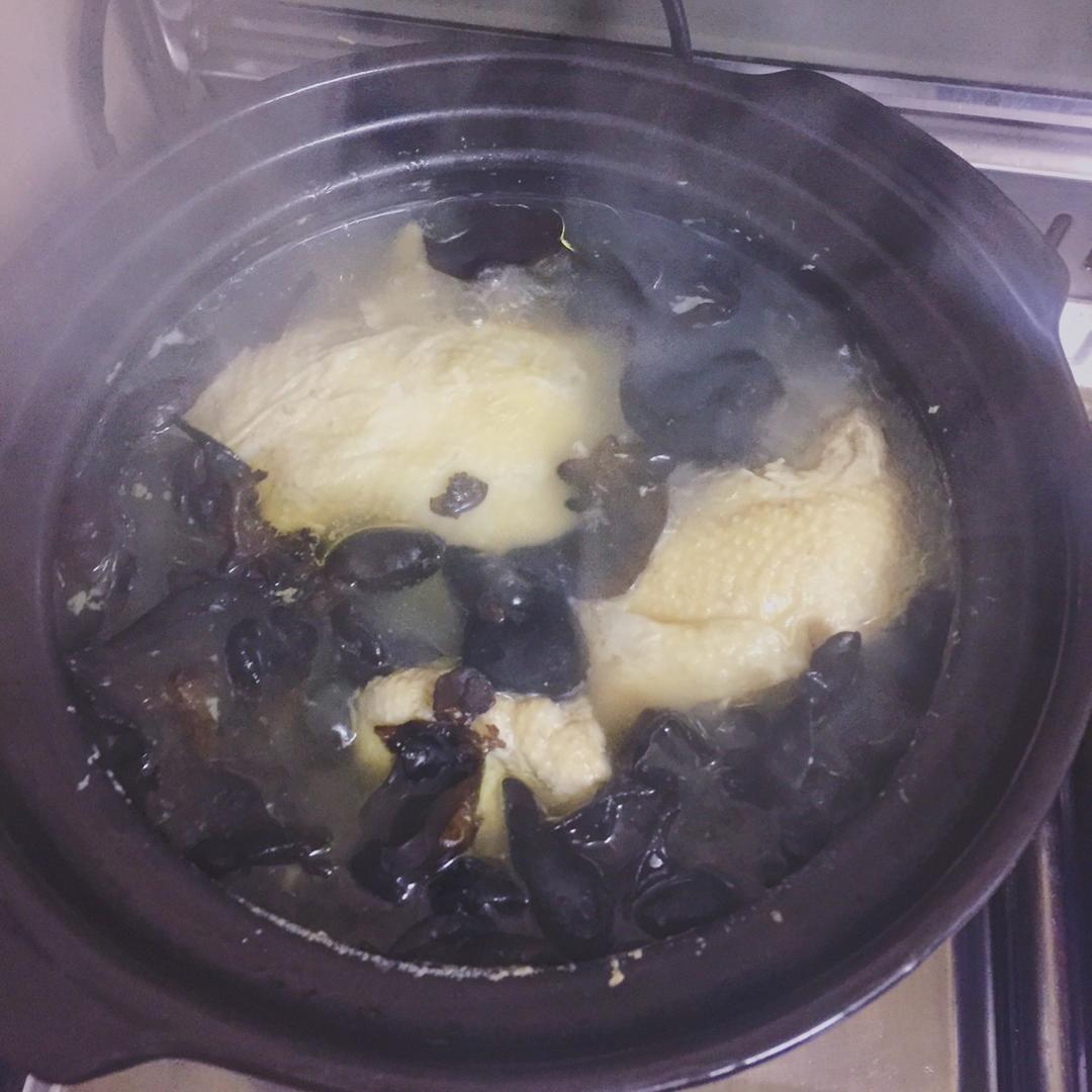 黑木耳炖鸡汤