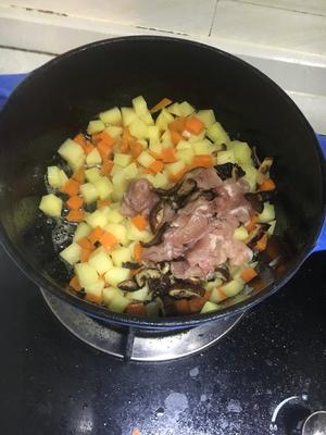 『铁工房』土豆胡萝卜香菇混焖饭的做法 步骤3