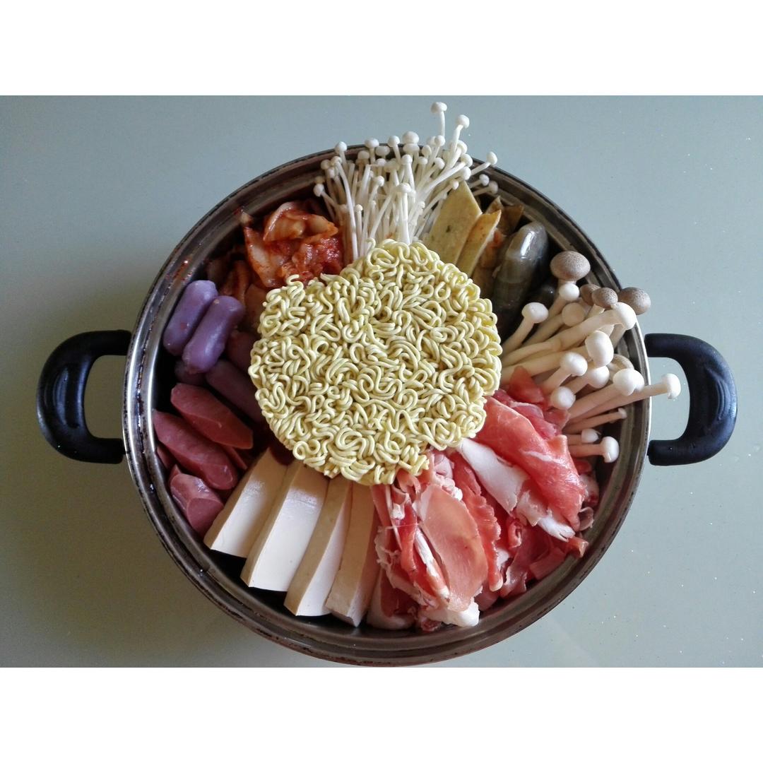 韩式部队锅 Korean Hot Pot (Budae-jjigae)