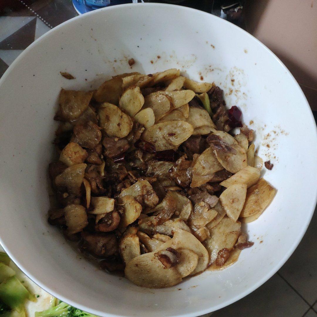 猪颈肉炒茭白