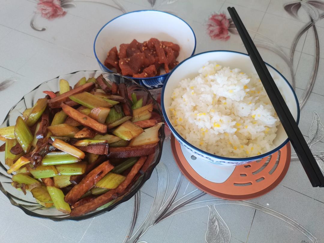 午餐晚餐简单快手下饭菜芹菜炒香干
