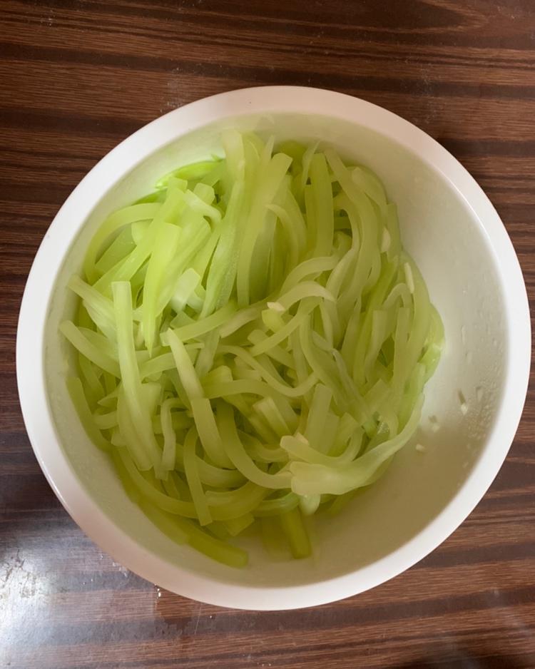 厨师长教你：夏日开胃小菜“凉拌莴笋丝”的家常做法，简单易学赶紧收藏吧