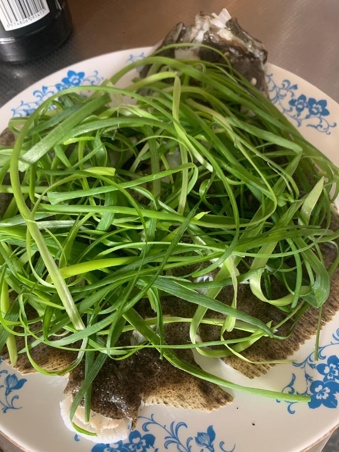 清蒸多宝鱼，很多人在先浇油还是先倒蒸鱼豉油这一步就做错啦
