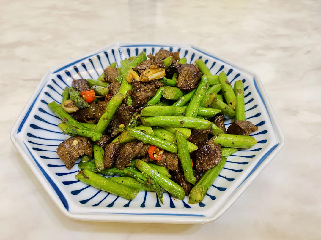 黑椒牛肉炒芦笋
