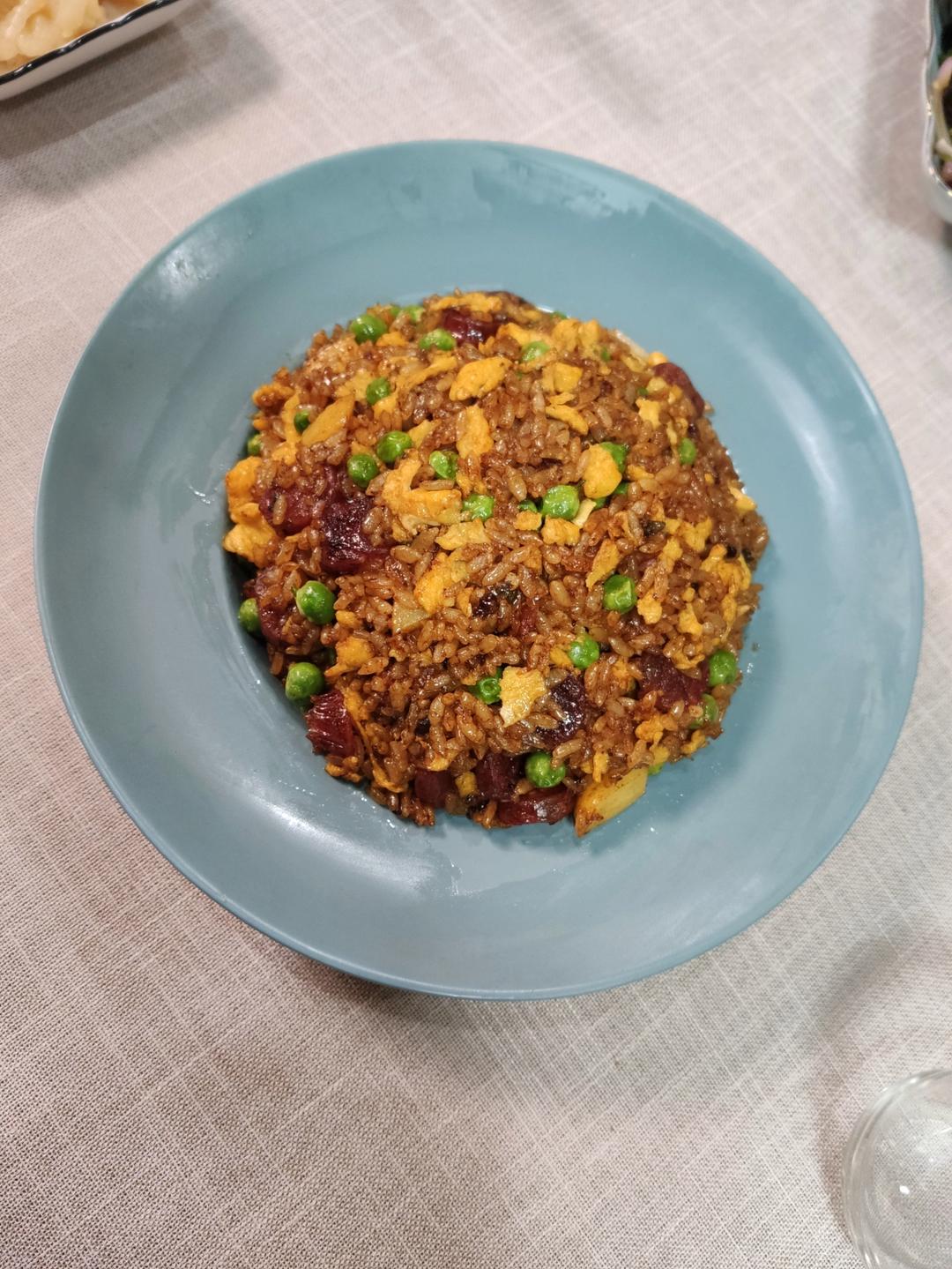 香到喊妈的销魂土豆香肠炒饭～