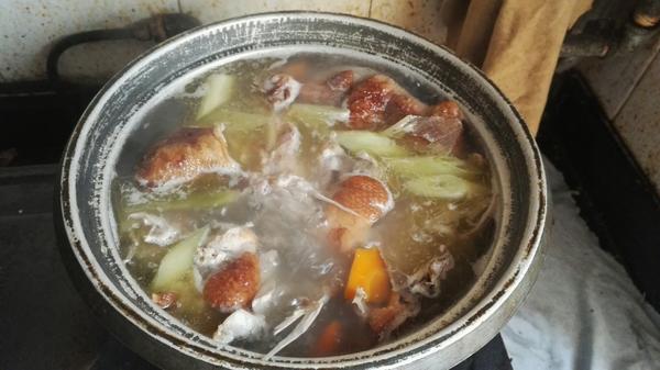 胡萝卜鸭架汤
